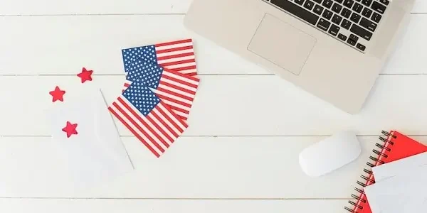 laptop-with-us-flags-striped-sur (1) راهنمای جامع برای مقایسه استارتاپ ویزا کانادا و انگلیس